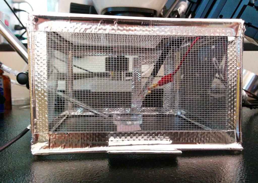 Egy egészen esztétikusra sikeredett földelési megoldás: Faraday kalitka dróthálóból és alufóliából.