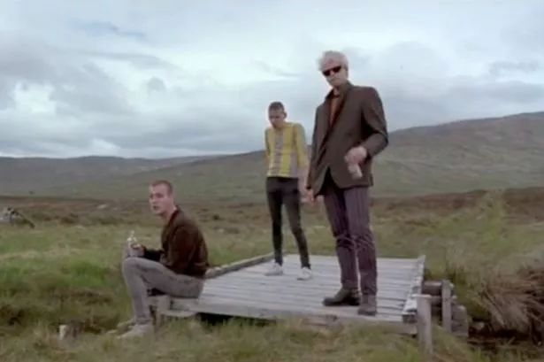 A Trainspotting című film ikonikus jelenete. A városi kocsmatöltelék fiatalok elhatározzák, hogy kimennek a természetbe. Amikor jelentős mennyiségű sörrel leszállnak a vonatról egyikük felkiált: 'Hát ez természetellenes!' Pakolnak, mennek vissza. Kinek mi a természetes?
