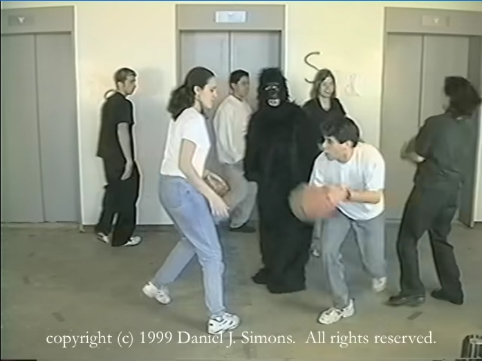 A kép közepén jól kivehető egy gorilla jelmezbe öltözött alak. A kísérleti alanyok még sem vették észre, mert épp rettenetesen figyeltek arra hanyadszor passzolnak a fehér ruhások.