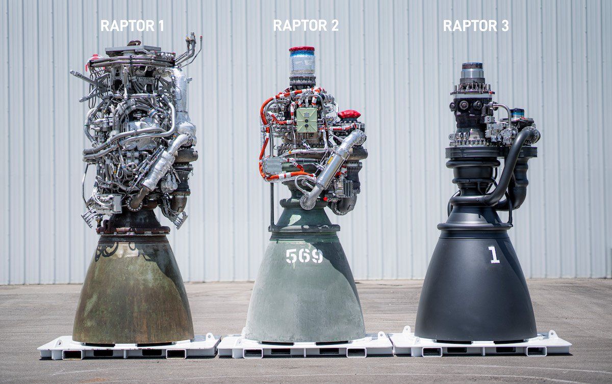 A SpaceX raptor hajtóművek evolúciója, melyet a 3D nyomtatás tett lehetővé. A bal oldalon látható több ezer alkatrészt tartalmazó rakétahajtóművet a 3D nyomtatás felhasználásával súlyban, összetettségben, teljesítményben és előállítási költségekben jelentősen kedvezőbb megoldás váltotta fel (jobb oldal).