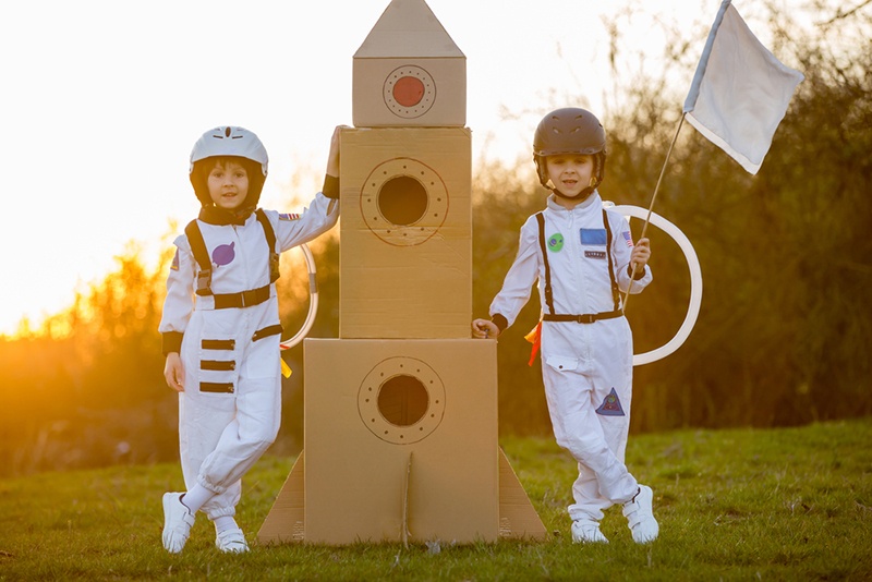 Űrhajóst játszó gyerekek. A felnőttek és nagytestvérek utánzásával lehet a leghatákonyabban tanuln. Ha túléljük :)
