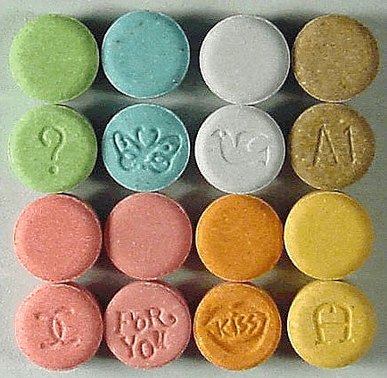 MDMA tabletták, hogy mitől más a sárga mint a piros senki ne tudja. Óvatosan mit keverhetnek még bele!