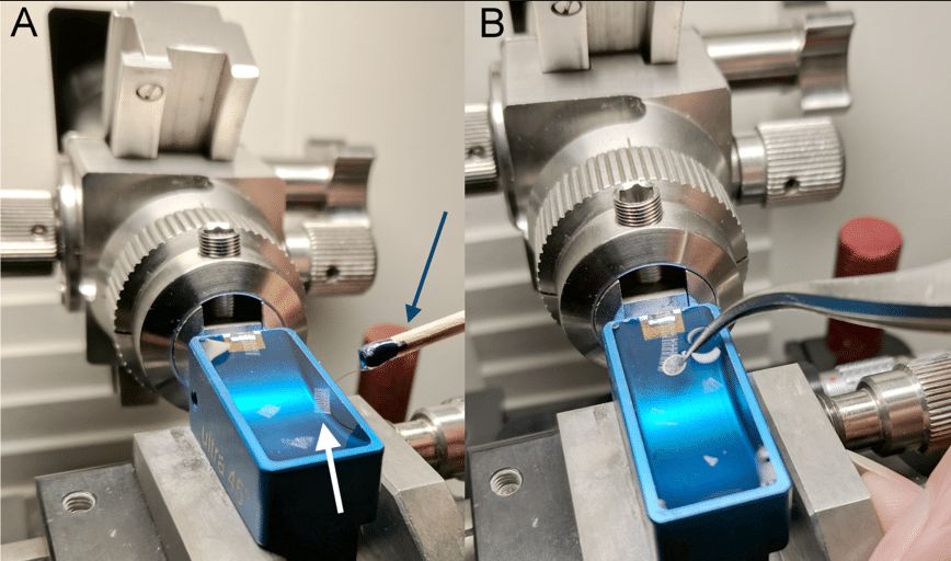 Ultramikrotóm közeli fényképe. A kék metszetgyűjtő tál első végén helyezkedik el a csiszolt gyémánt penge, amivel a metszeteket vágjuk. A levágott 70 nm-es metszetek a tálba töltött desztillált víz felszínére úsznak fel (nyíl a bal oldalon). A jobb oldali kép azt mutatja be, hogyan vesszük fel a vékony metszeteket egy finom fémhálóra, ami a további kezelések és vizgálatok során hordozza majd őket.