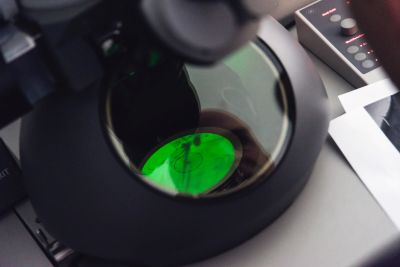 Az elektronmikroszkó vizsgáló ablaka, a vastag ólom tartalmú üveg mögött látható a cink-sulfid ernyőbe csapódó elektronok által kialakított sárgás-zöld kép, melyet egy kis nagyítású fénymikroszkópon keresztül lehet megvizsgálni.