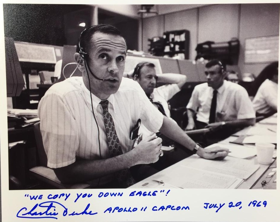 Charlie Duke, az Apollo 11 tartalék személyzetének tagja szolgált CAPCOM-ként a holdraszálláskor. Aláírt fotóját jó pénzen árverezték el.