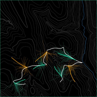 A kép alapja egy szintvonalas domborzati térkép. A fehér vonal ábrázolja a kísérleti patkány útvonalát, a zöld és narancs vonalak pedig lehetséges alternatív útvonalak. A halvány színek a minden pillanatban jelenlévő rengeteg lehetőségre mutatnak példákat, amelyekből az agy kiválasztja azt az egy hipotetikus útvonalat (élénk színek), amely az idegi aktivitásban megjelenik.