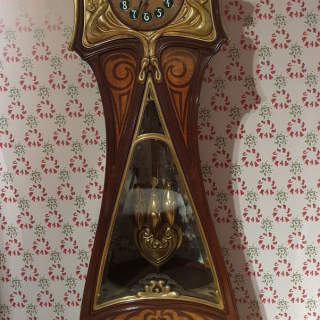 Art Nouveau style pendulum clock designed by Frigyes Spiegel, displayed in the György Ráth villa of the Museum of Applied Arts. Image by Balazs Hangya.